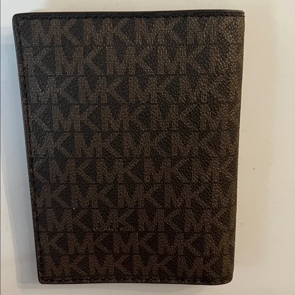 MICHAEL KORS NWOT BROWN CARD & PASSPORT CASE - Picture 3 of 9